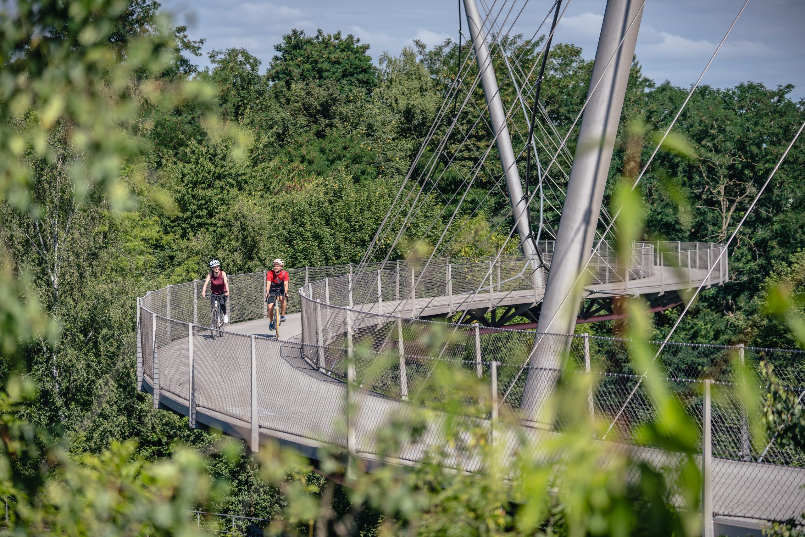 Das Foto zeigt Radfahrende auf dem Bahntrassenradweg Erzbahntrasse in Bochum