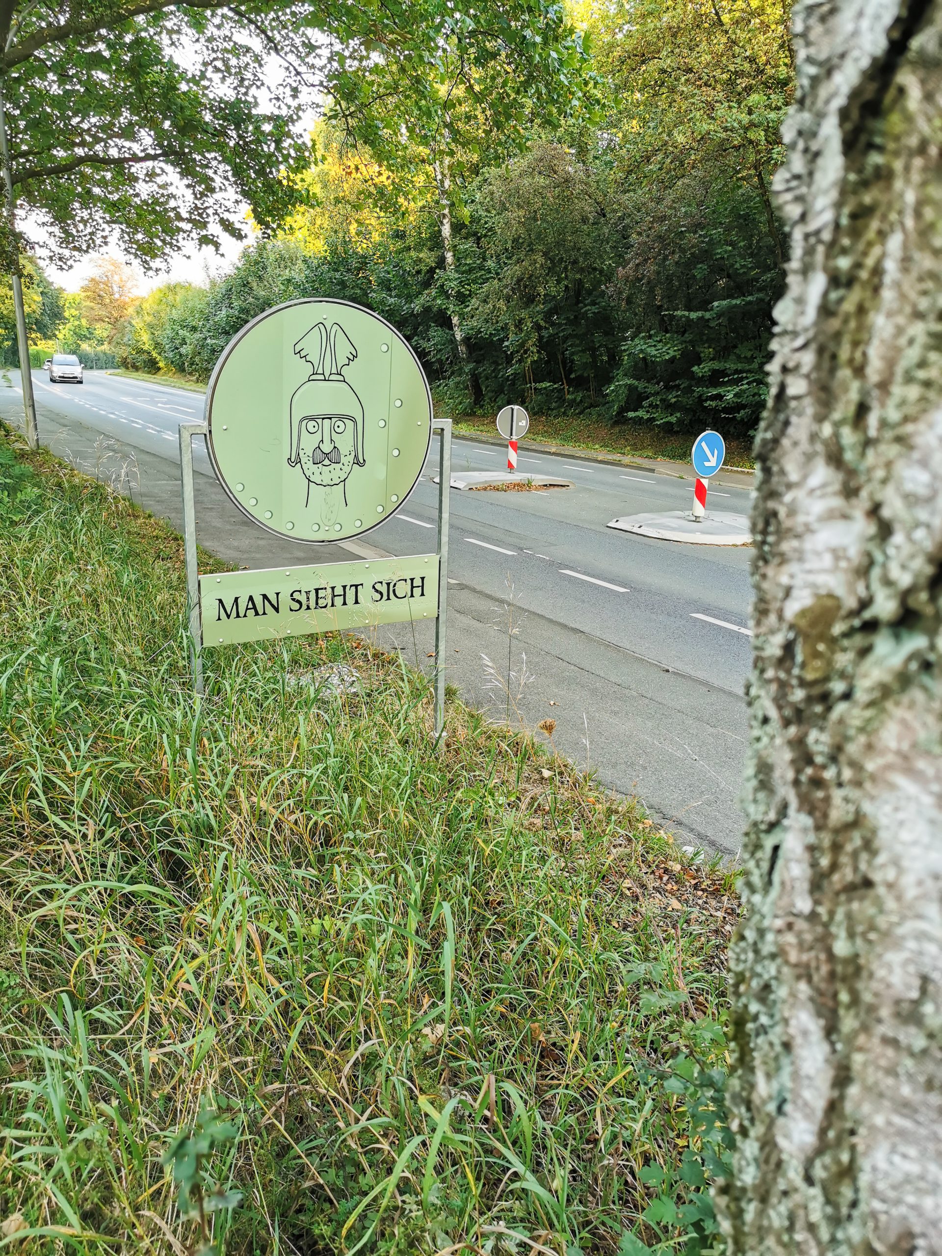 Das Foto zeigt ein Hermannschild an der Römer-Lippe-Route