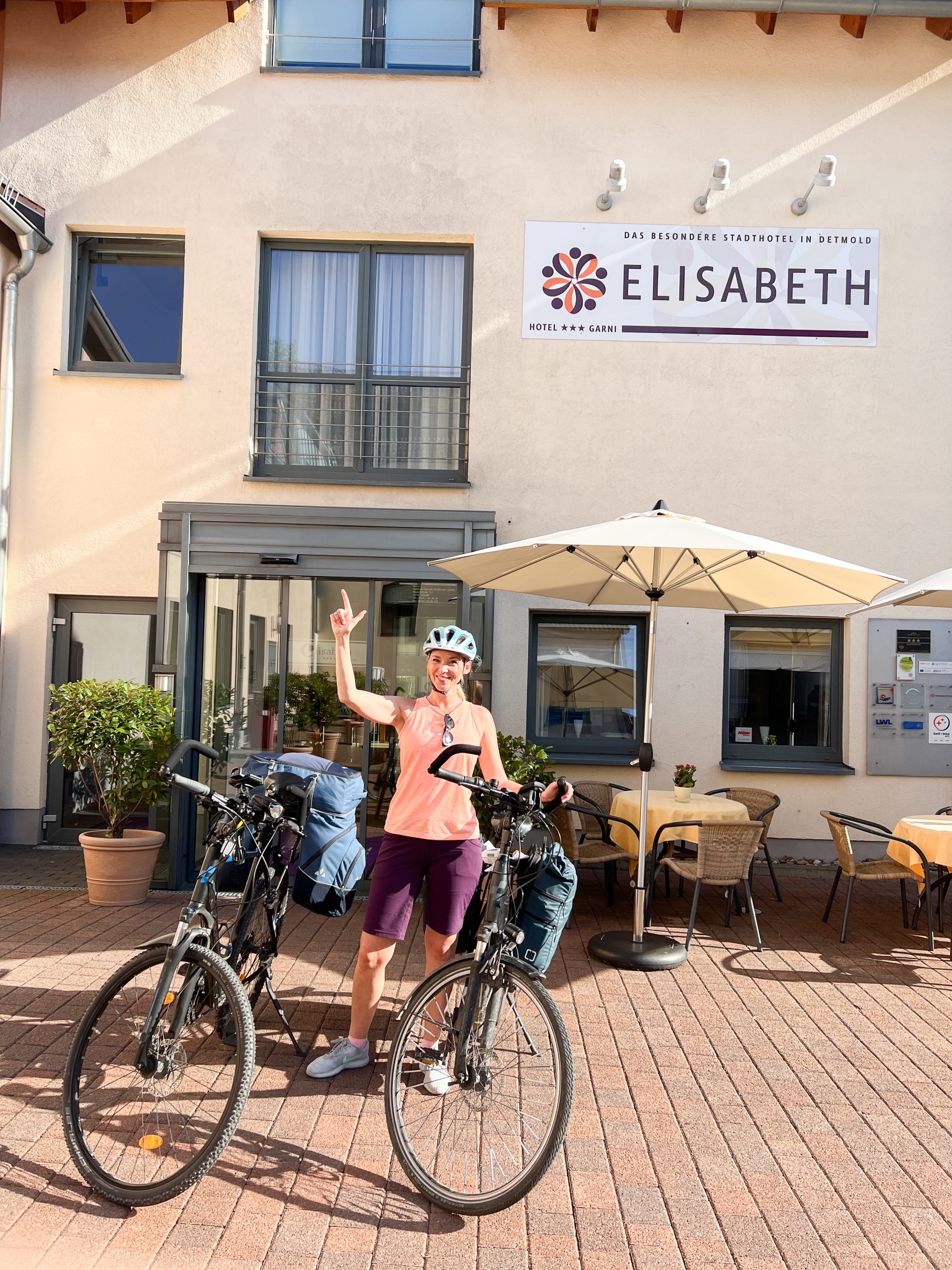 Das Foto zeigt Sandra vorm Hotel Elisabeth an der Römer-Lippe-Route