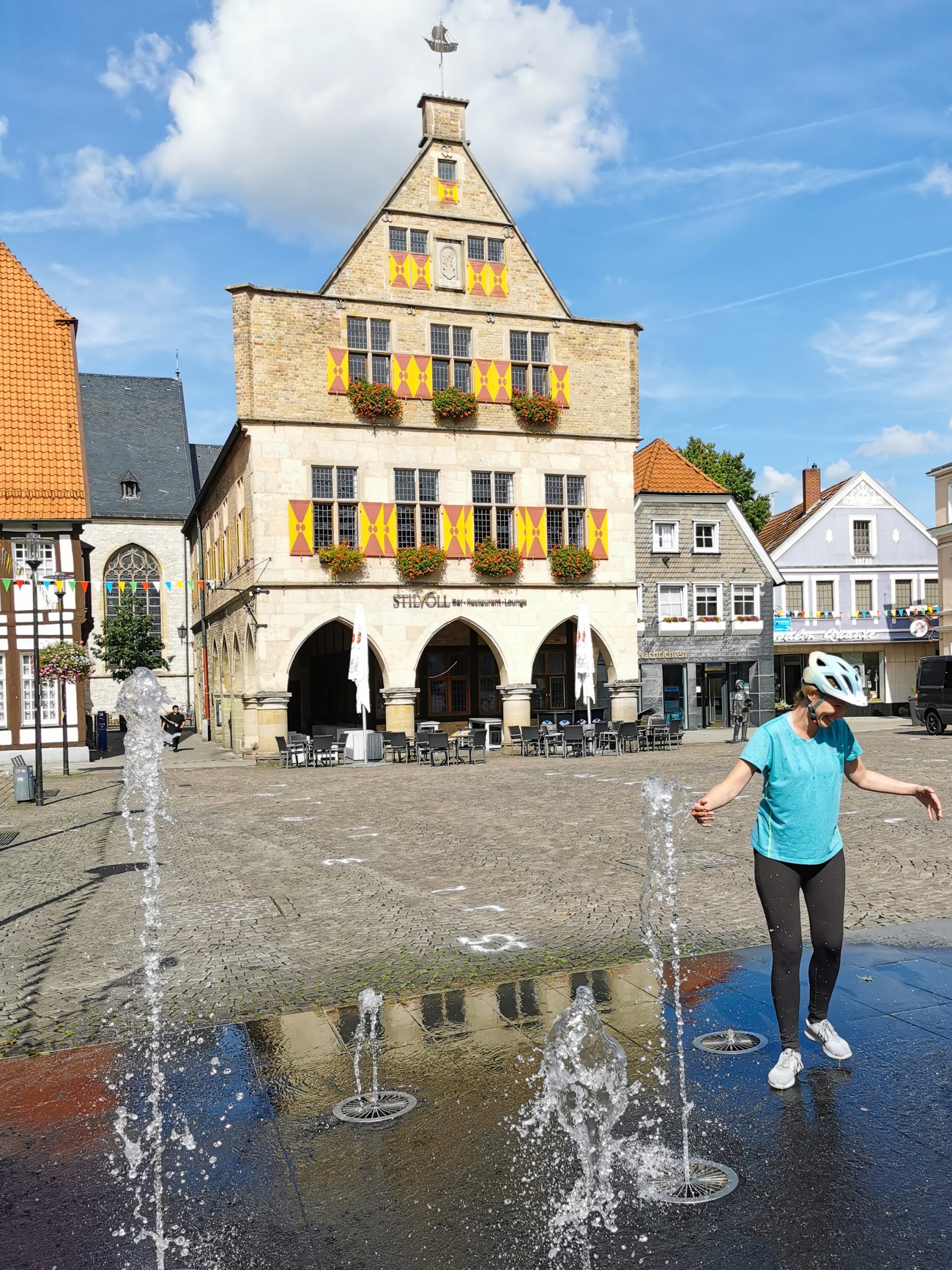 Das Foto zeigt Sandra auf dem Marktplatz Werne an der Römer-Lippe-Route