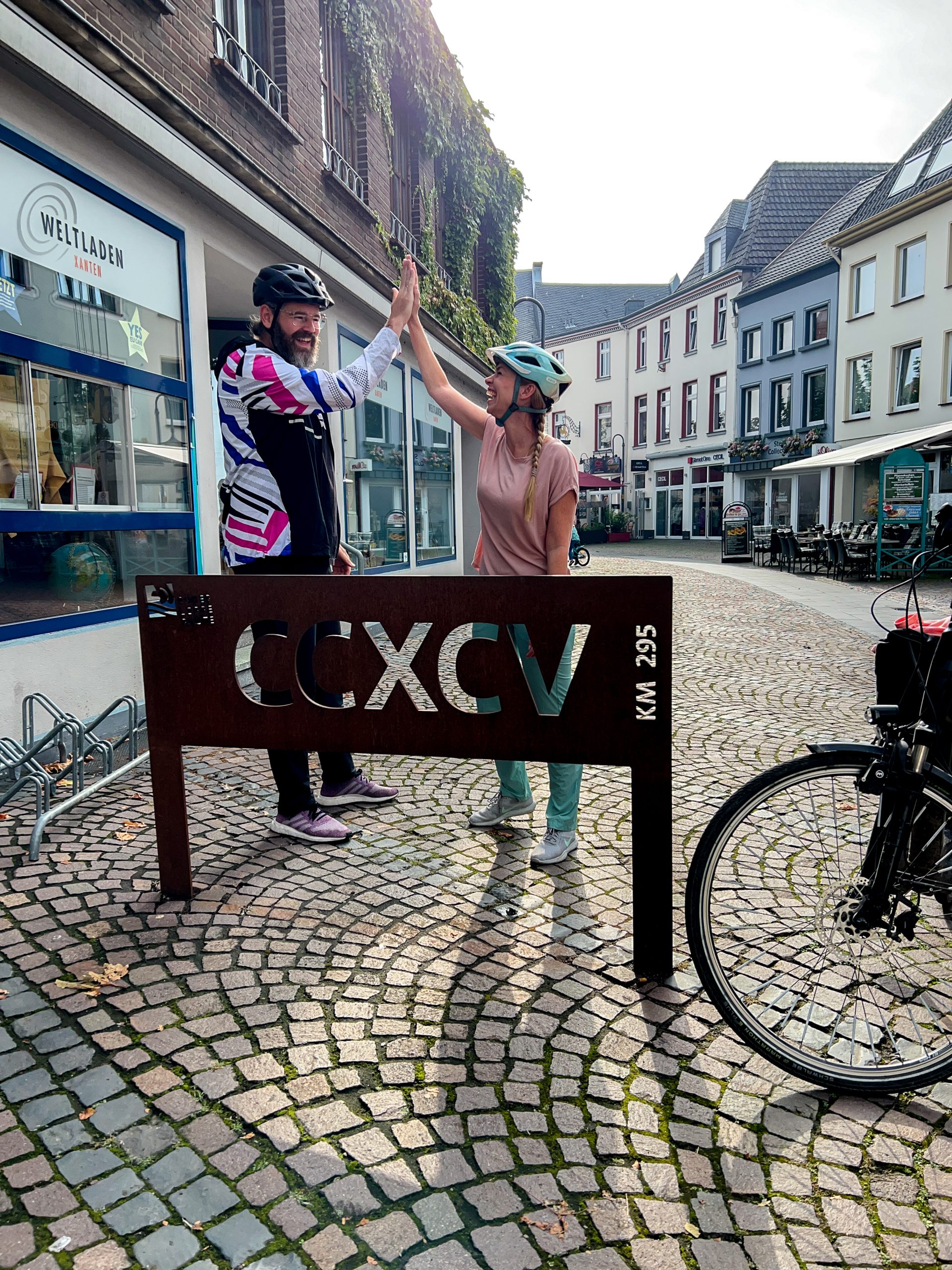 Das Foto zeigt Sandra an einer Kilometertafel in Xanten an der Römer-Lippe-Route
