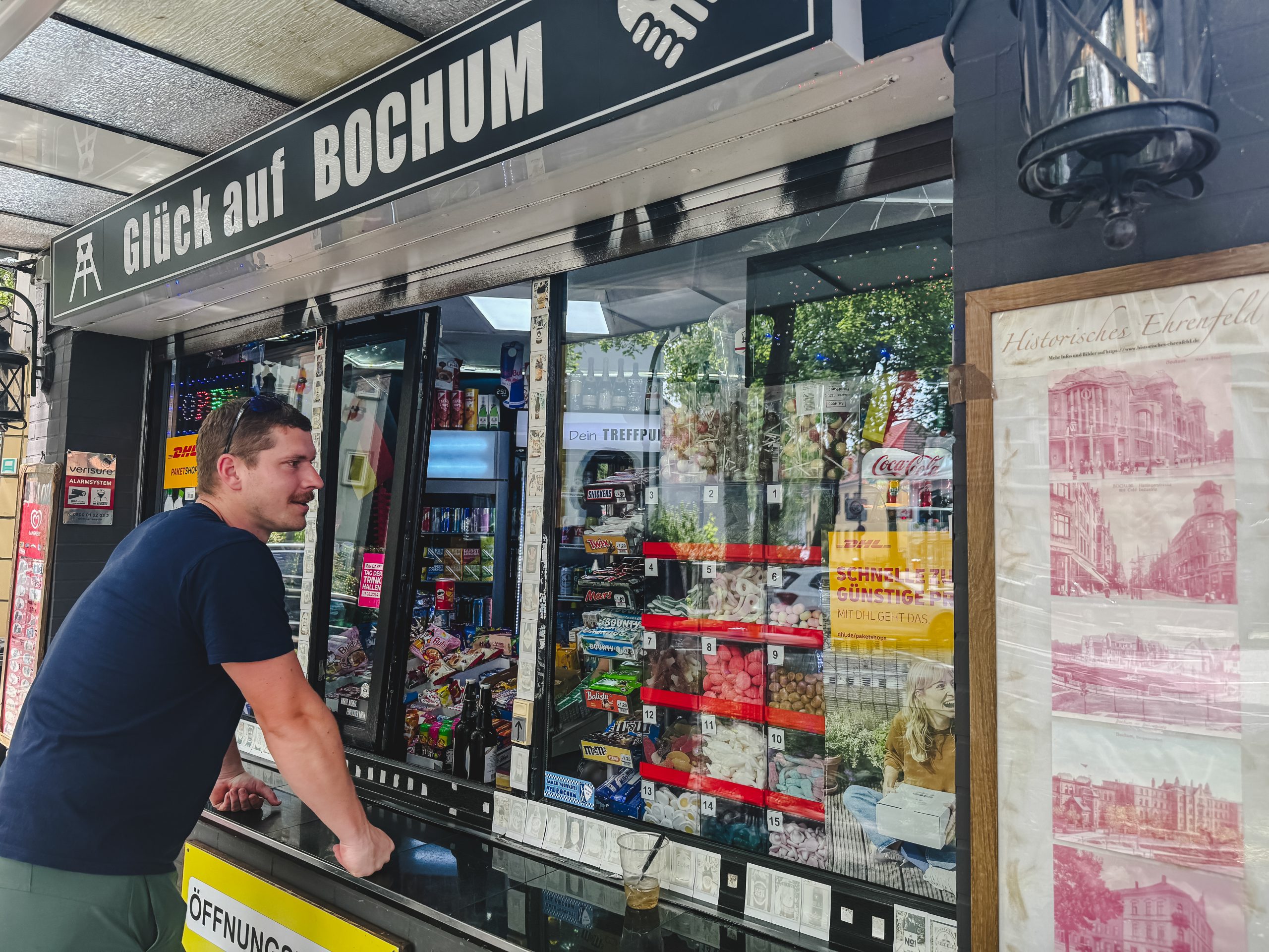 Das Foto zeigt Lukas am Glück auf Kiosk in Bochum bei einer Tag der Trinkhallen Radtour