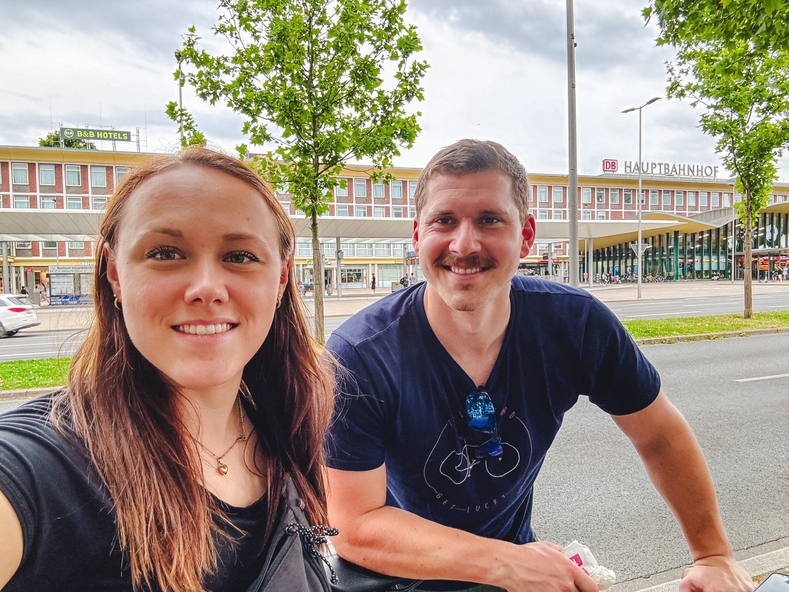 Das Foto zeigt Evelyn und Lukas am Startpunkt ihrer Tag der Trinkhallen Radtour, dem Hauptbahnhof Bochum