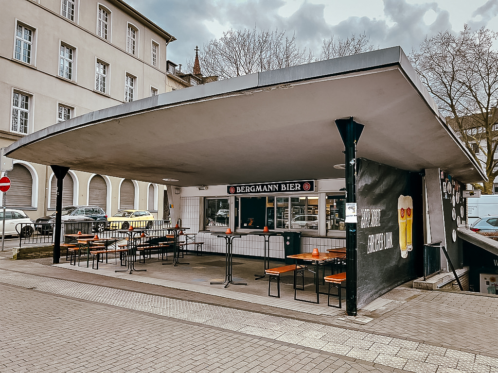 Das Bild zeigt den Bergmann-Kiosk am Hohen Wall in Dortmund