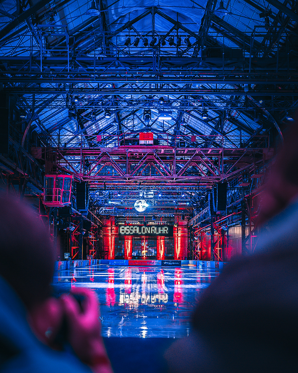 Das Foto zeigt die Eisbahn in der Jahrhunderthalle in Bochum.