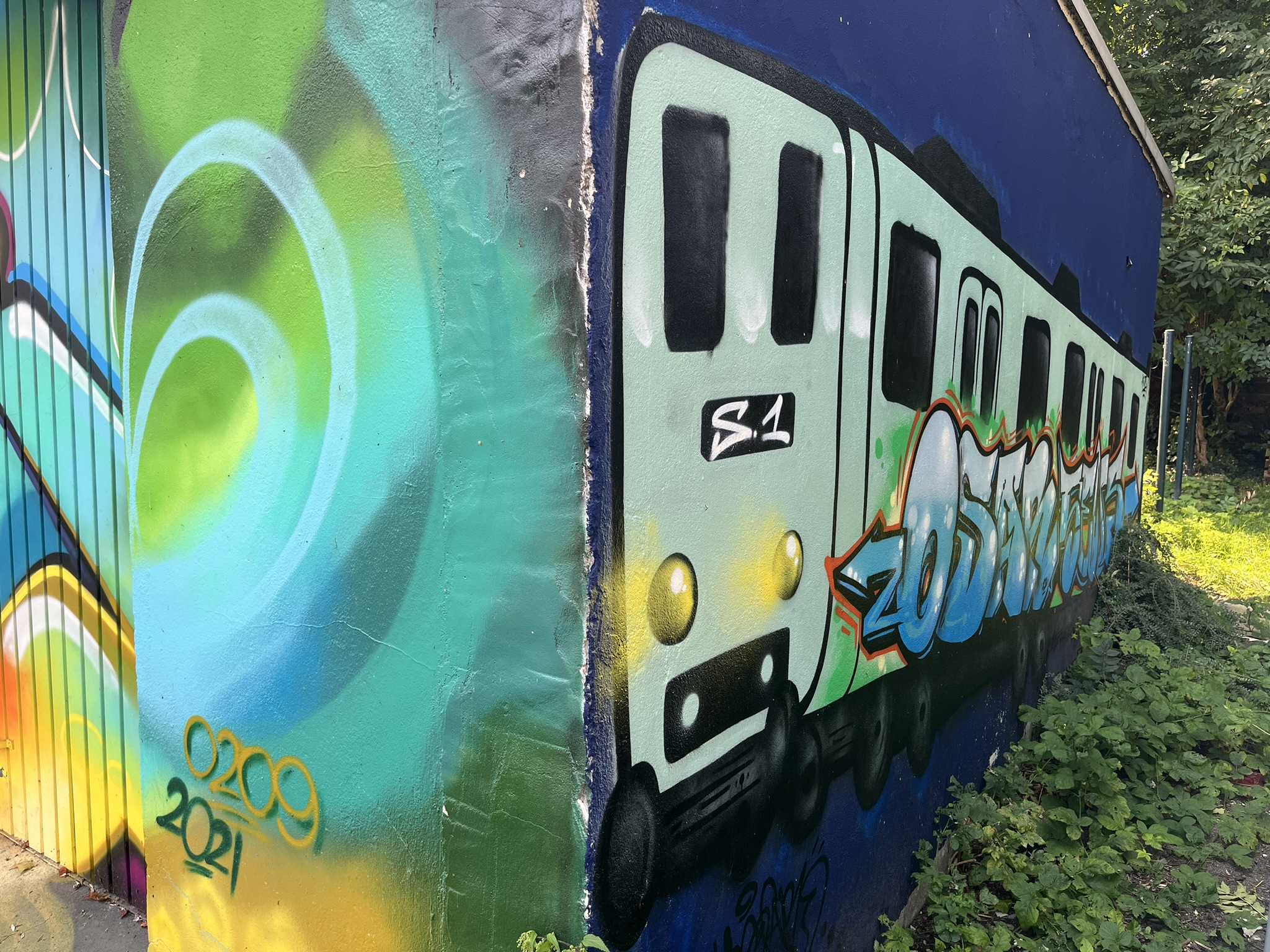 Das Foto zeigt ein Graffiti von der S-Bahn Linie S1.