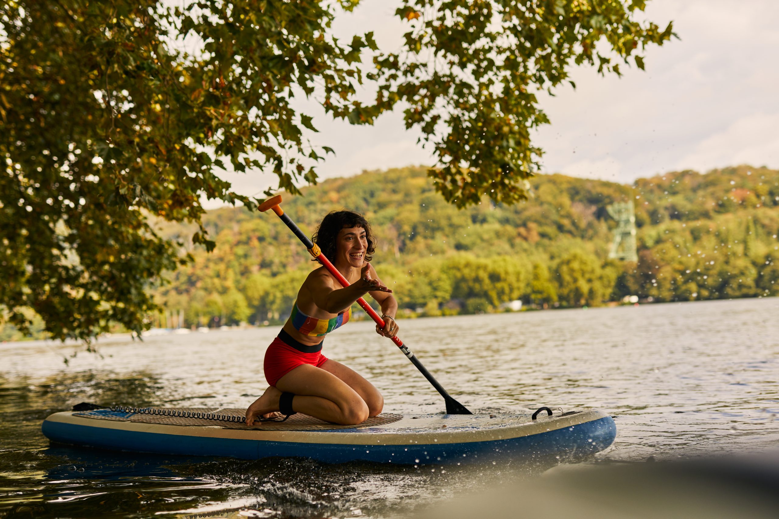 Das Foto zeigt ein SUP auf dem Baldeneysee in Essen.