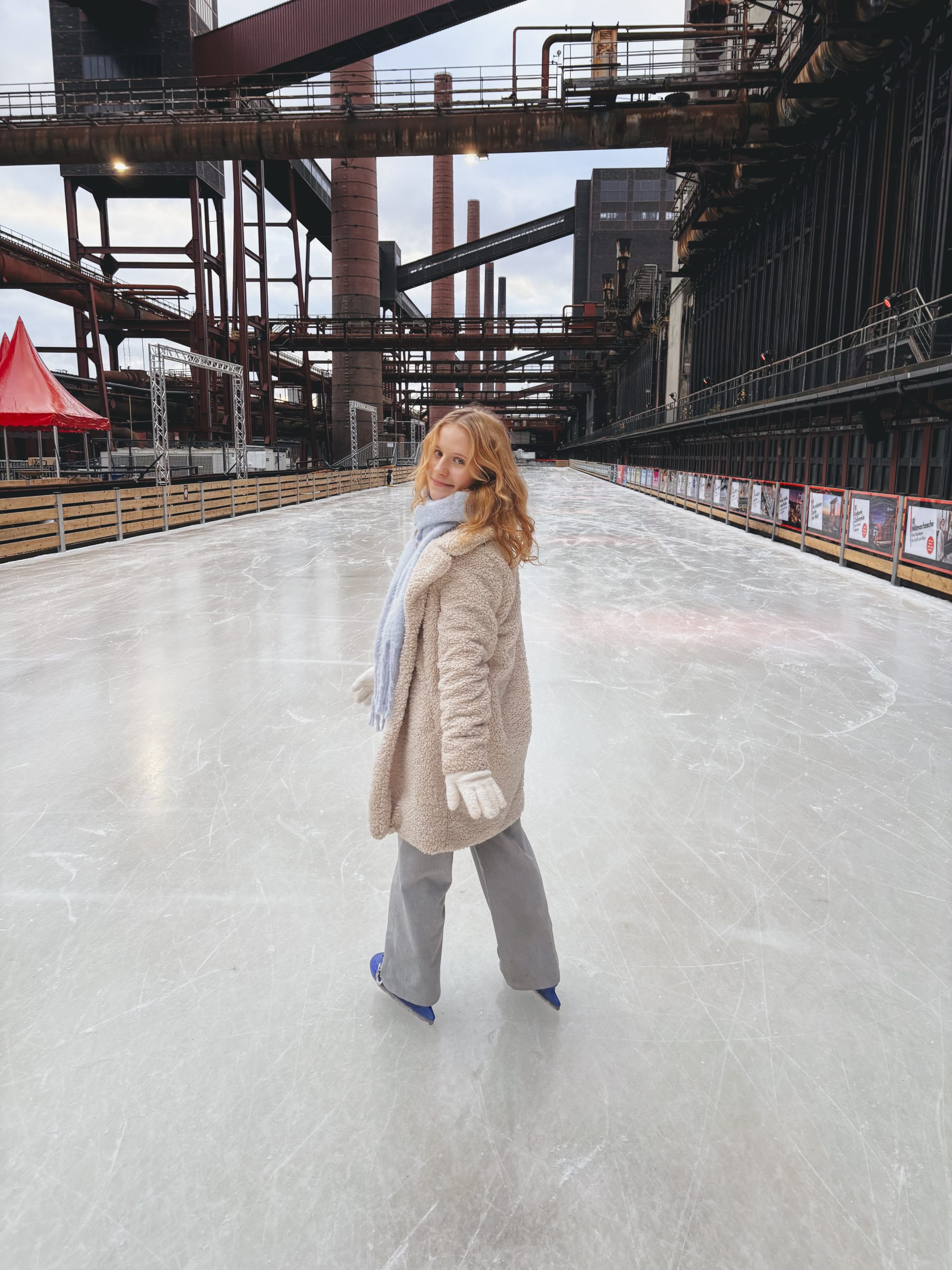 Das Foto zeigt die Eisbahn auf der Zeche Zollverein.