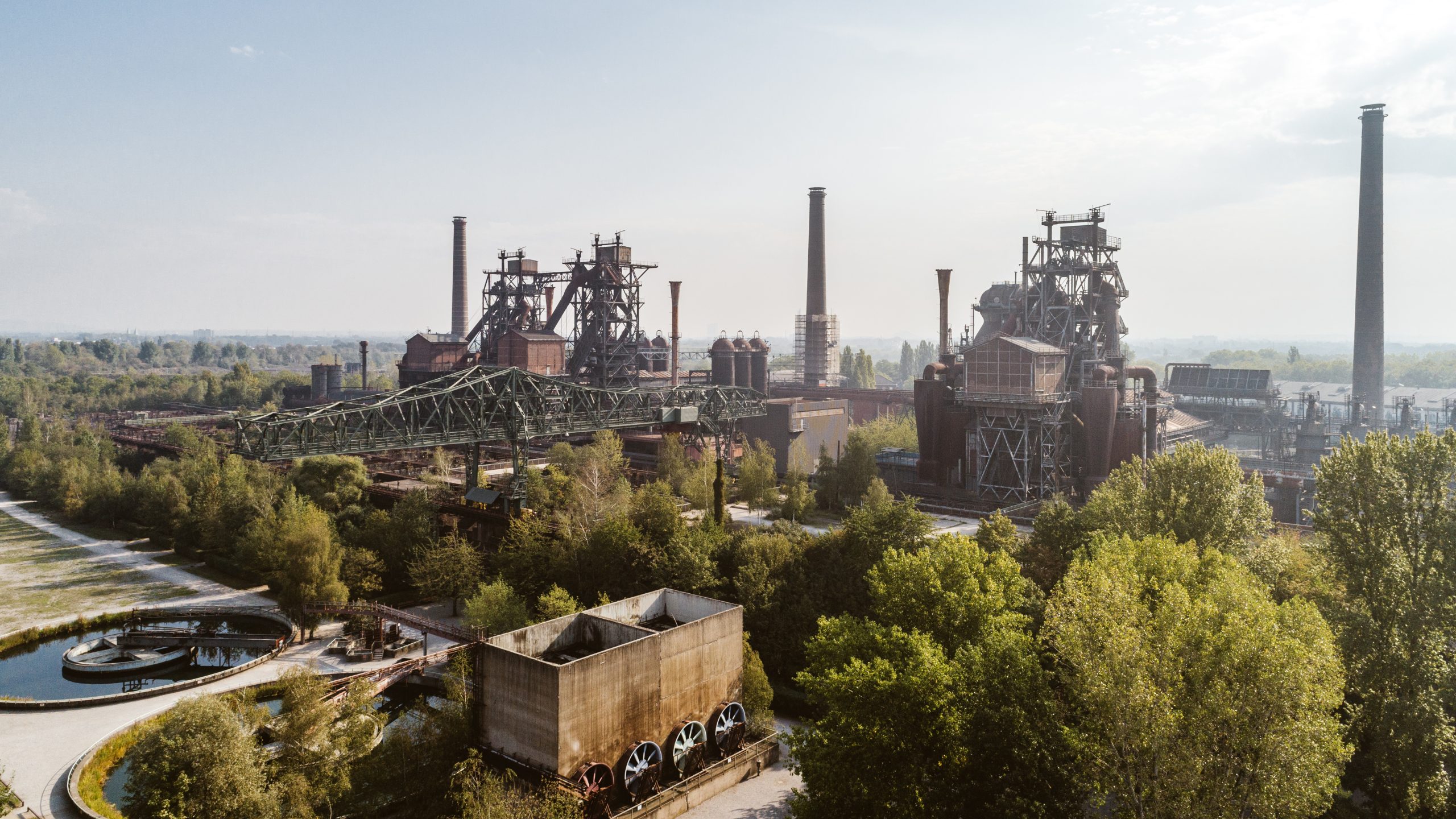 Das Bild zeigt den Landschaftspark Duisburg-Nord von oben.