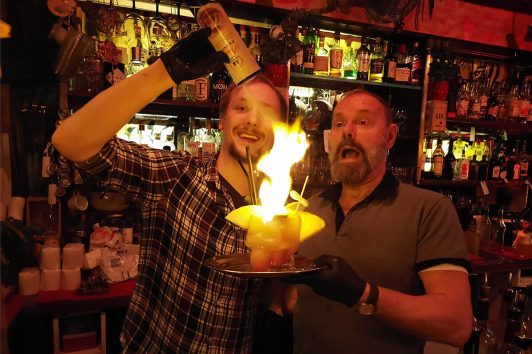 Das Foto zeigt Sven, den Besitzer und Andreas, den Gründer des Daktari in Essen