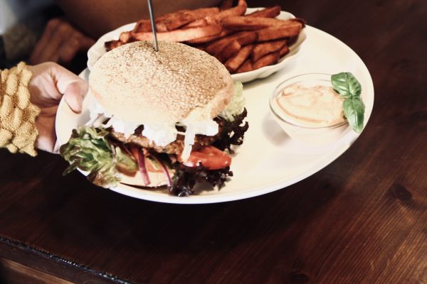 Das Foto zeigt Burger und Pommes im Blondies im Szeneviertel Bochum Ehrenfeld