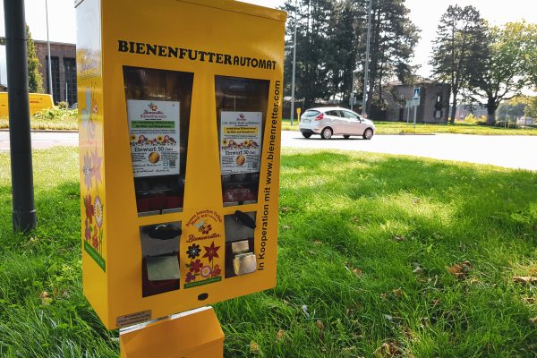 Das Foto zeigt einen Bienenfutterautomat am Wegesrand bei einer Radtour durch Bochum