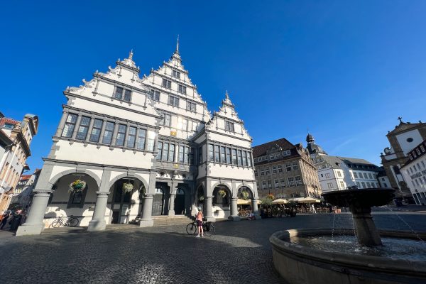 Das Foto zeigt das Rathaus Paderborn an der Römer-Lippe-Route