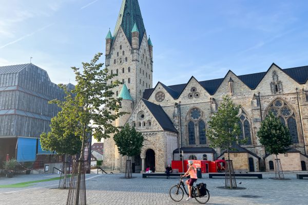 Das Foto zeigt den Dom in Paderborn an der Römer-Lippe-Route