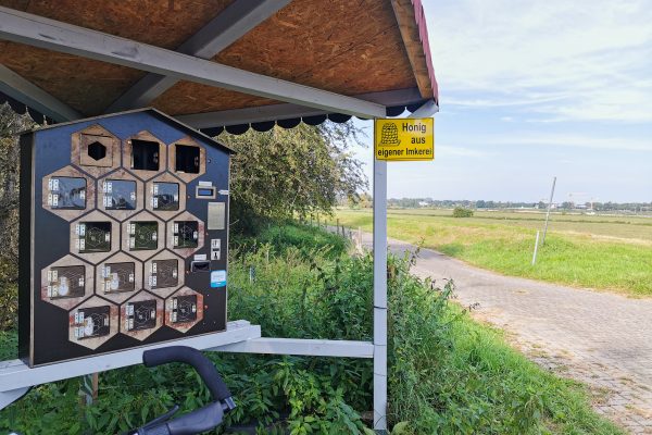 Das Foto zeigt eine Honigstation in Wesel an der Römer-Lippe-Route