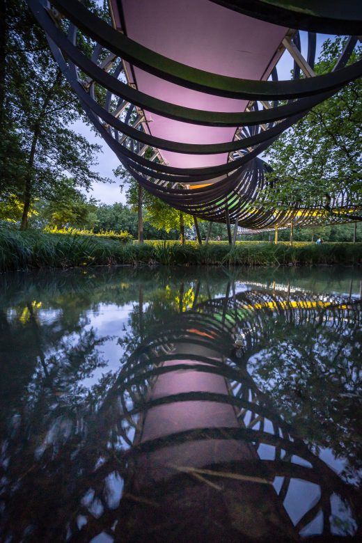 Das Foto zeigt die Brücke Slinky Springs to Fame in Oberhausen