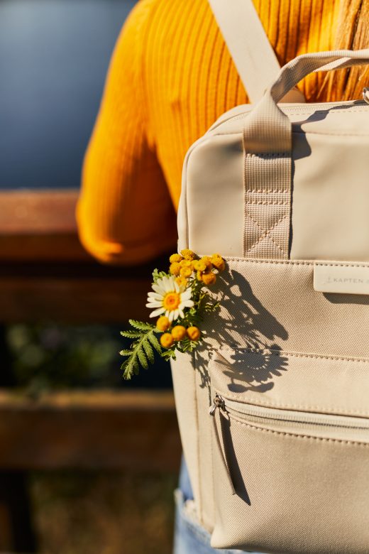 Das Foto zeigt einen Rucksack mit Blumen beim Urban Hiking im Ruhrgebiet