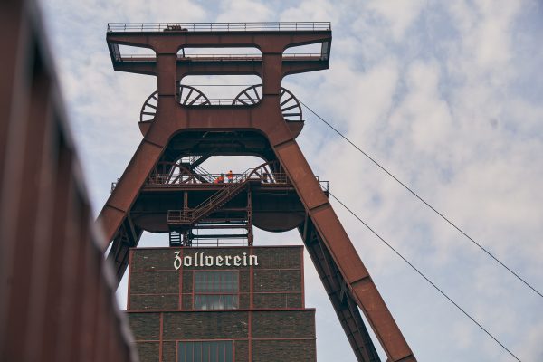 Das Foto zeigt den Zechenturm des UNESCO-Welterbe Zollverien in Essen