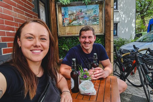 Das Foto zeigt Evelyn und Lukas am Glück auf Kiosk in Bochum bei ihrer Tag der Trinkhallen Radtour
