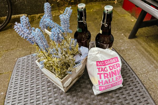 Das Foto zeigt Bier und eine gemischte Tüte am Kult Kiosk in Bochum bei einer Tag der Trinkhallen Radtour