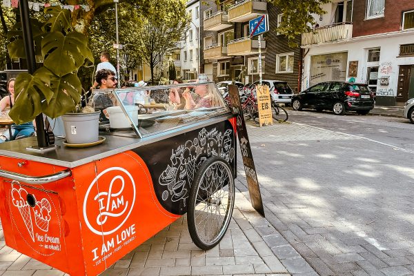 Das Foto zeigt das Eiscafé I AM LOVE im Szeneviertel Bochum Ehrenfeld