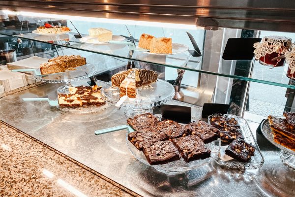 Das Foto zeigt das Café Omi backt im Szeneviertel Bochum Ehrenfeld