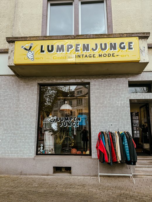 Das Foto zeigt den Second-Hand-Store "Lumpenjunge" in Mülheim an der Ruhr in der Außenansicht