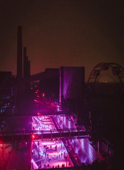 Das Foto zeigt die Eisbahn auf der Zeche Zollverein.