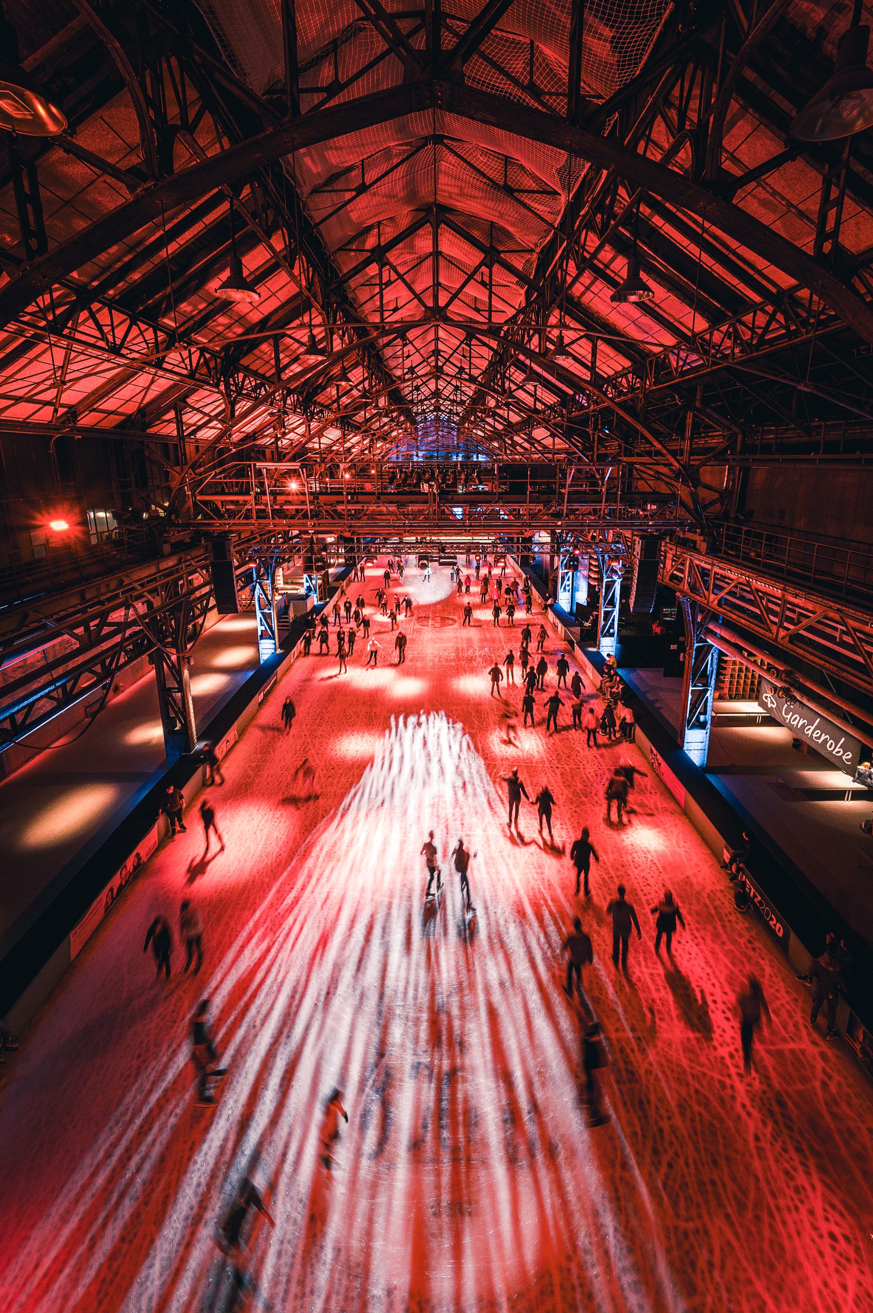 Das Foto zeigt die Eisbahn in der Jahrhunderthalle in Bochum.