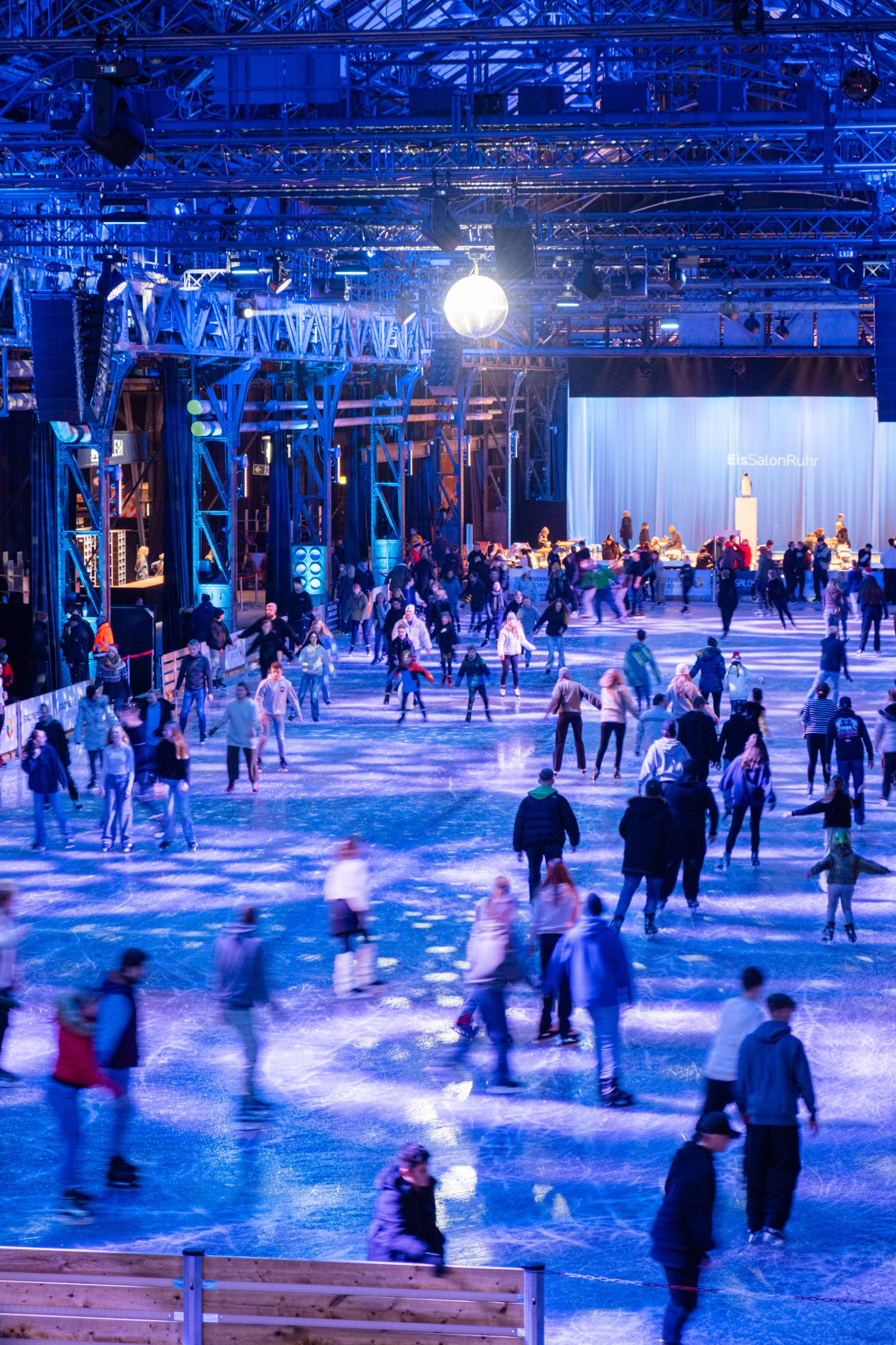 Das Foto zeigt die Eisbahn in der Jahrhunderthalle in Bochum.