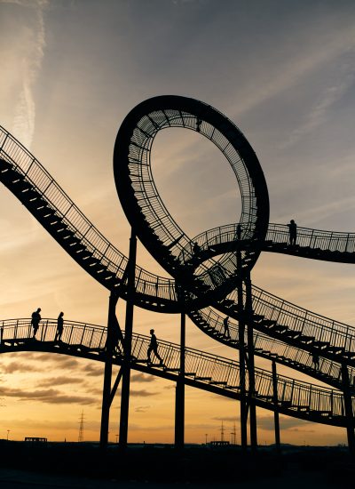 Bild zeigt die Skulptur Tiger & Turtle auf der Halde Rheinpreußen in Duisburg.