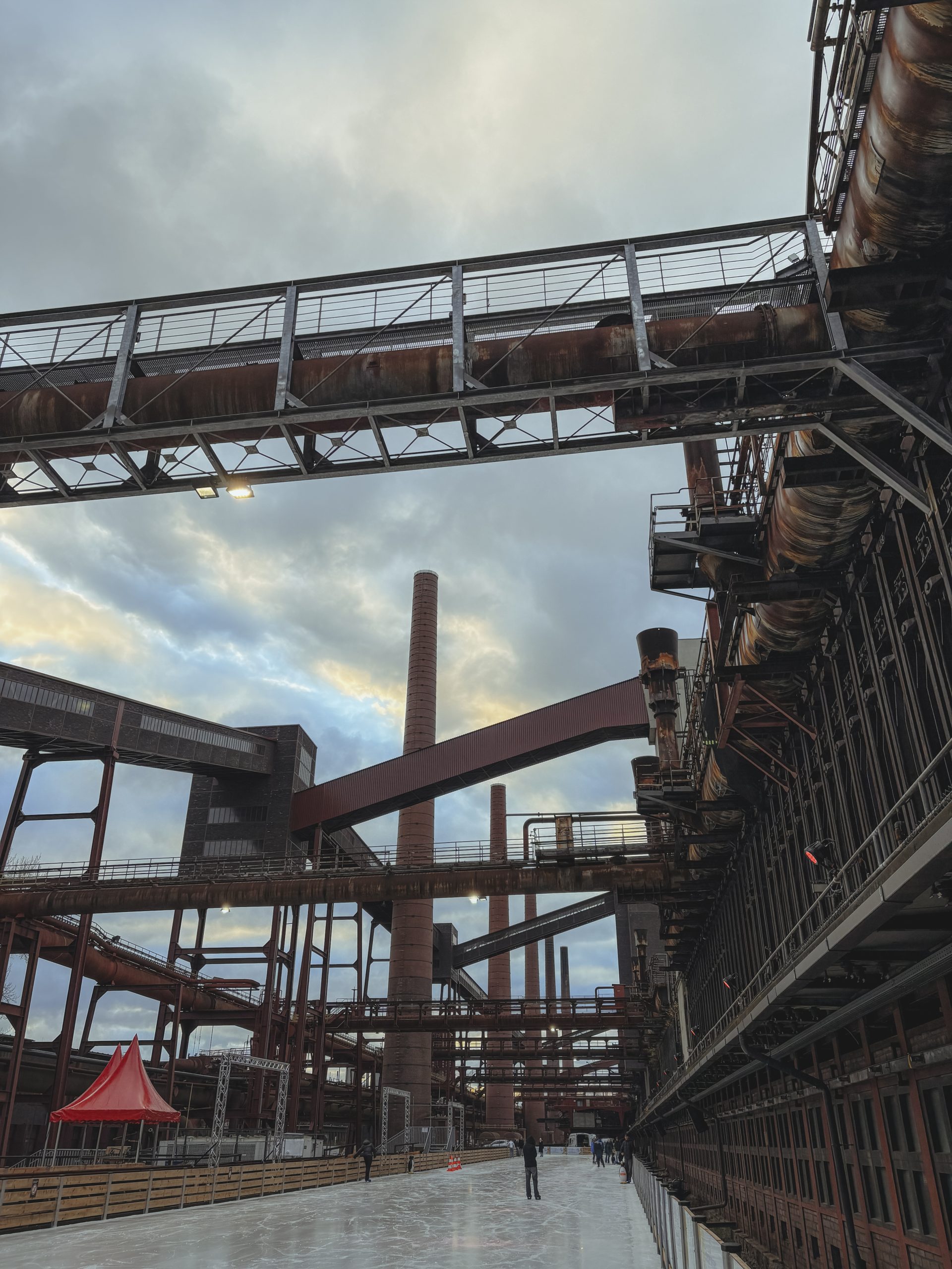 Das Foto zeigt die Eisbahn auf der Zeche Zollverein.