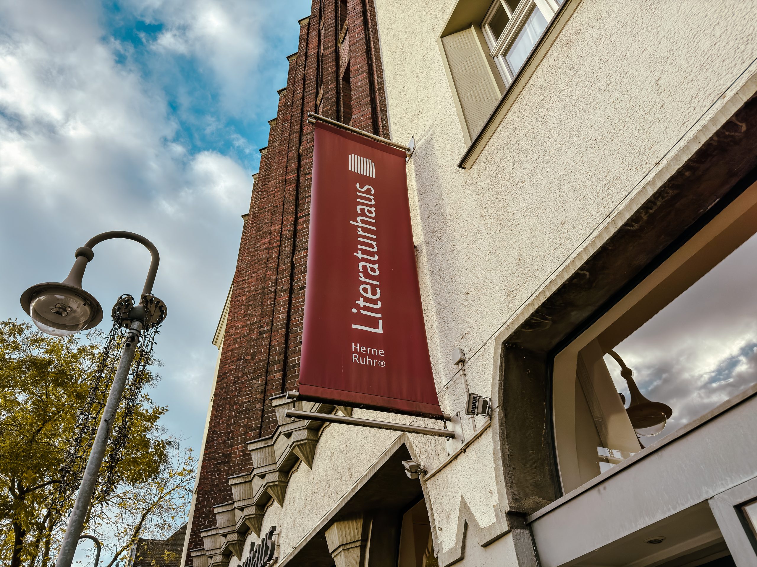 Außenaufnahme Schild Literaturhaus Herne.