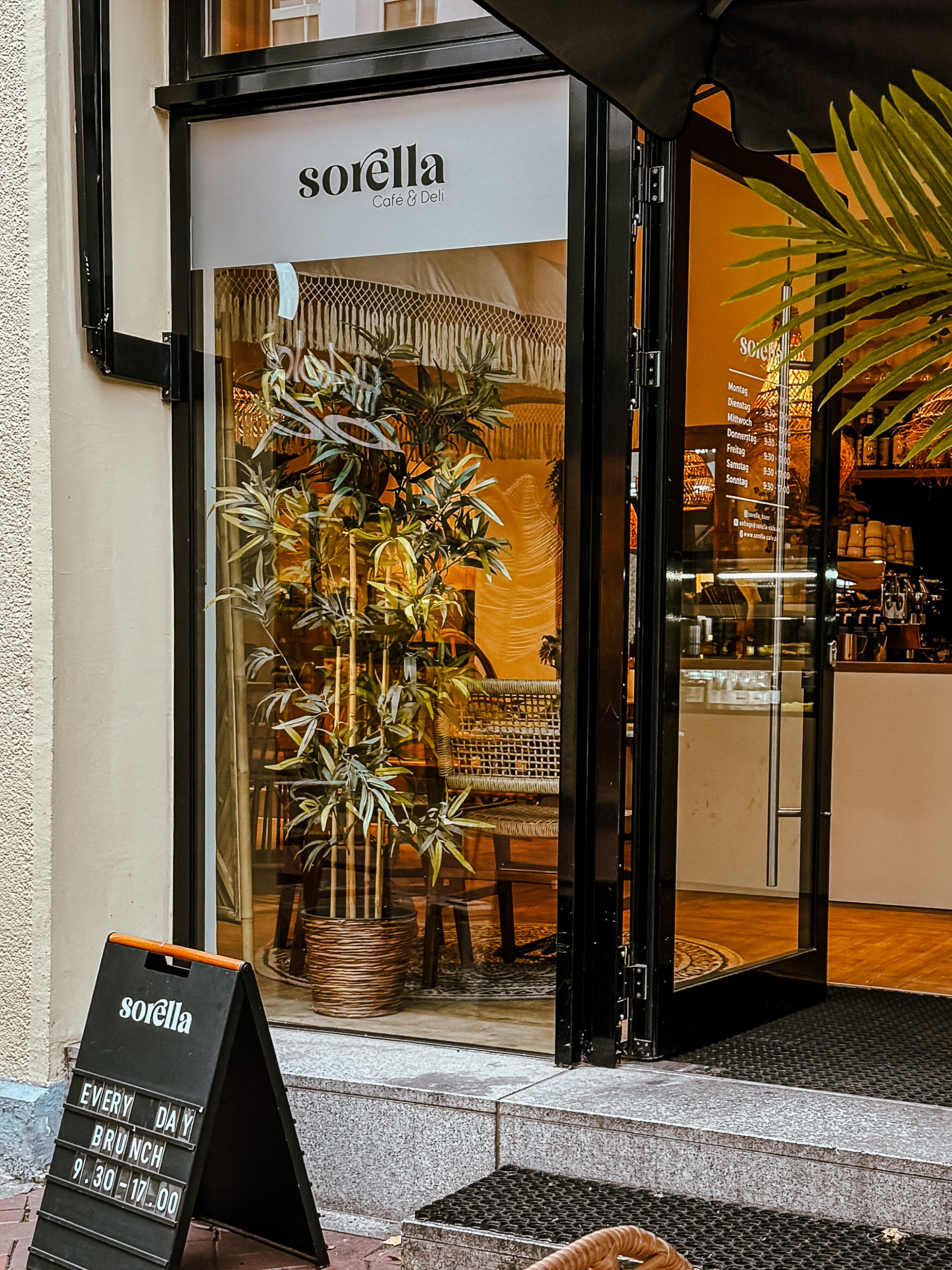 Das Foto zeigt das Café Sorella in Gelsenkirchen von außen.