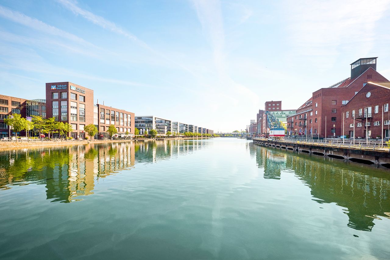 Das Bild zeigt den Innenhafen in Duisburg