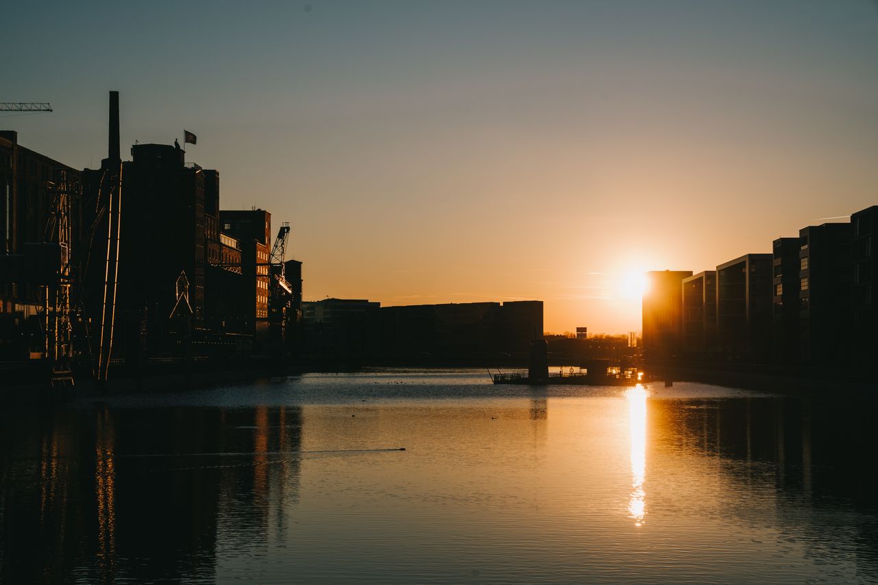 Das Bild zeigt den Innenhafen in Duisburg.